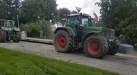 John Deere 8320 (275 HP) vs Fendt 920 (220 HP) (Which is better for you?)